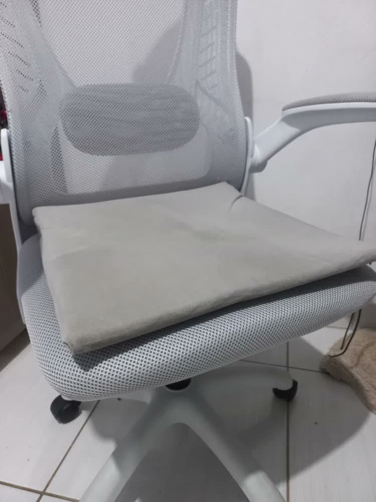 foto de comprador de Cadeira Escritório Ergonômica Com Apoio Lombar, Cadeira Escritorio Preto Giratória Tela Mesh Suporta um peso de 150 kg