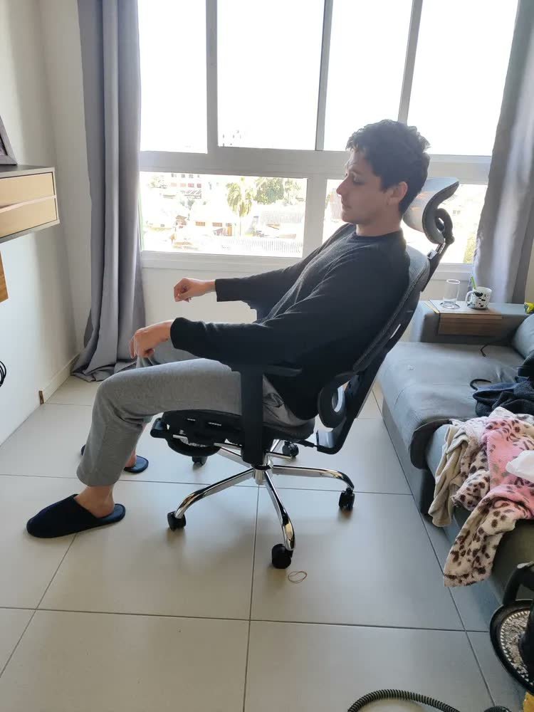 foto de comprador de Cadeira De Escritório Ergonômica Mônaco WT07 Luvinco Malha Respirável Com Suporte Lombar Adaptável Apoio Para Pés Retrátil Encosto Ajustável Seis Posições Cor Cinza Suporta 200kg