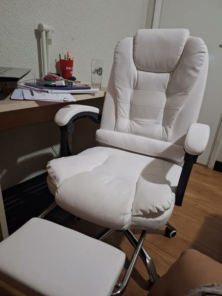 foto de comprador de Cadeira De Escritório Itália Presidente Ergonômica Couro Sintético Encosto Ajustável Com Trava E Apoio Para Pés Cor Branca Luvinco