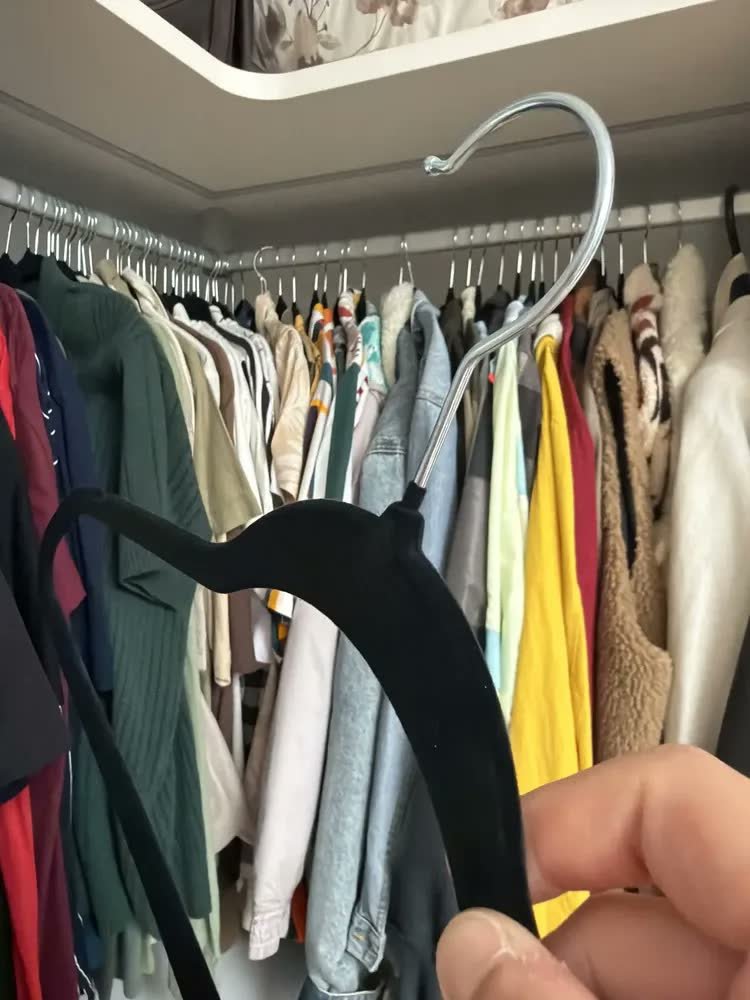 foto de comprador de Kit 50 Cabides Veludo Preto Antideslizante Slim IRSINA Aço Inox