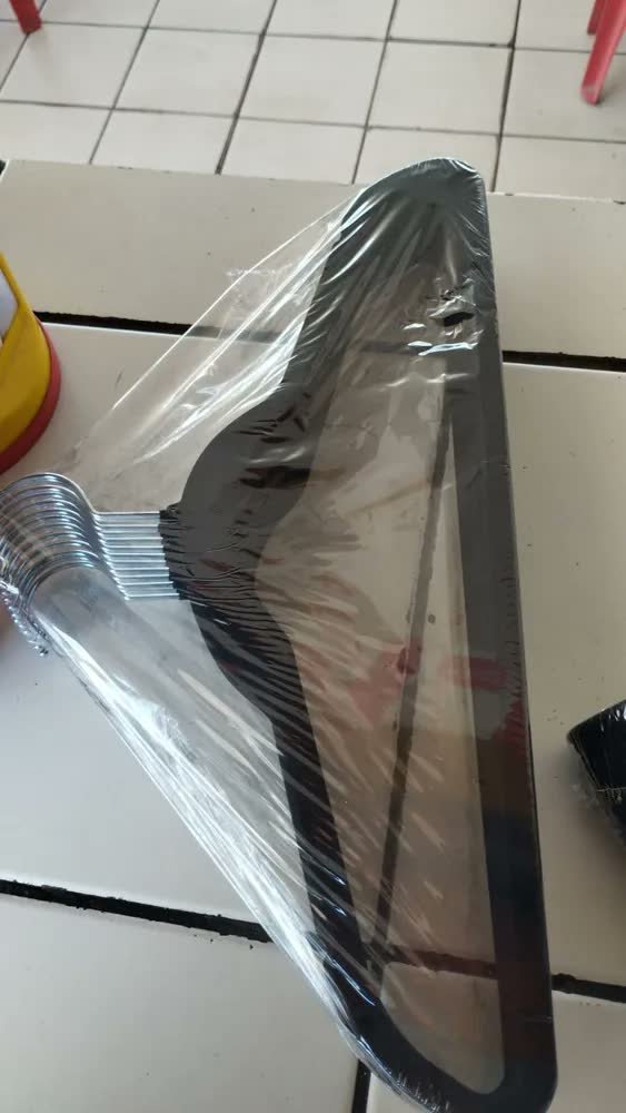 foto de comprador de Kit 50 Cabides Veludo Preto Antideslizante Slim IRSINA Aço Inox