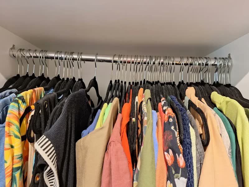 foto de cliente de Kit 50 Cabides Veludo Preto Antideslizante Slim IRSINA Aço Inox