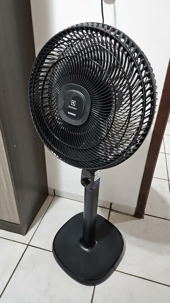 Ventilador Coluna Torre ou mesa Electrolux 40cm 6 Pás silencioso 3 velocidades com inclinação Duoforce Air+ EFS40 Preto