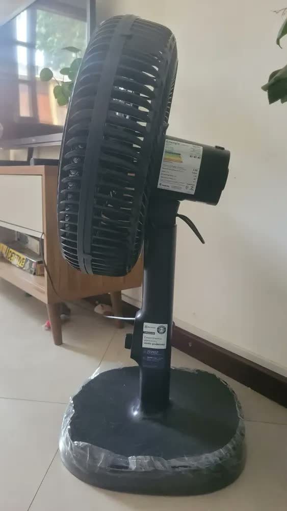 foto de comprador de Ventilador Coluna Torre ou mesa Electrolux 40cm 6 Pás silencioso 3 velocidades com inclinação Duoforce Air+ EFS40 Preto
