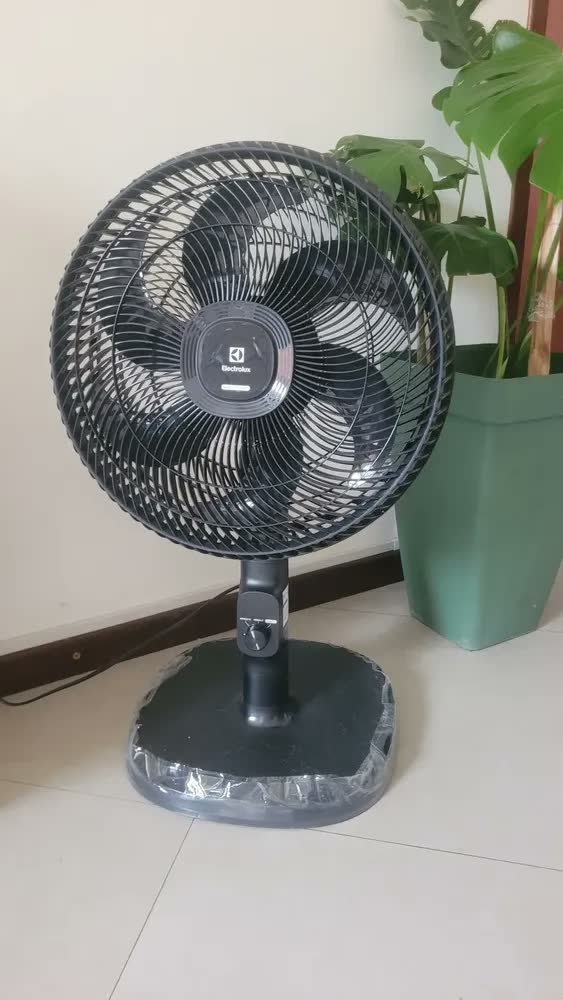 foto de comprador de Ventilador Coluna Torre ou mesa Electrolux 40cm 6 Pás silencioso 3 velocidades com inclinação Duoforce Air+ EFS40 Preto