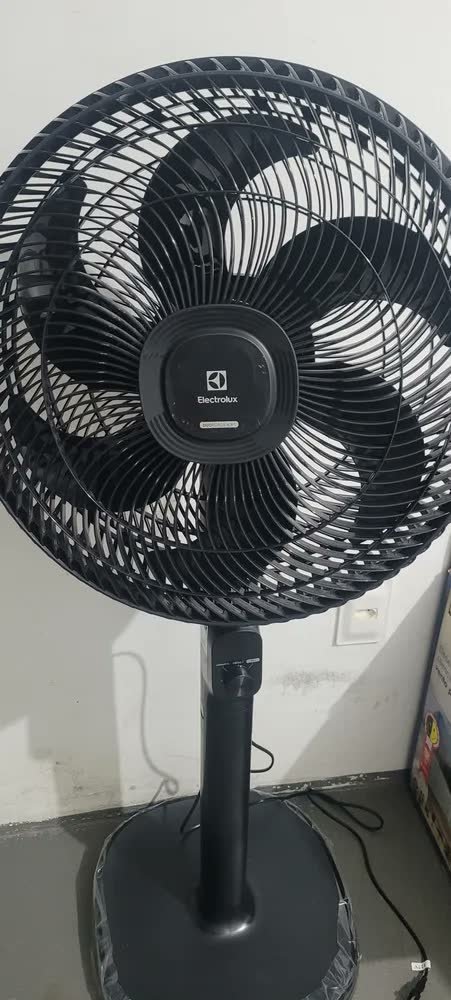 foto de comprador de Ventilador Coluna Torre ou mesa Electrolux 40cm 6 Pás silencioso 3 velocidades com inclinação Duoforce Air+ EFS40 Preto