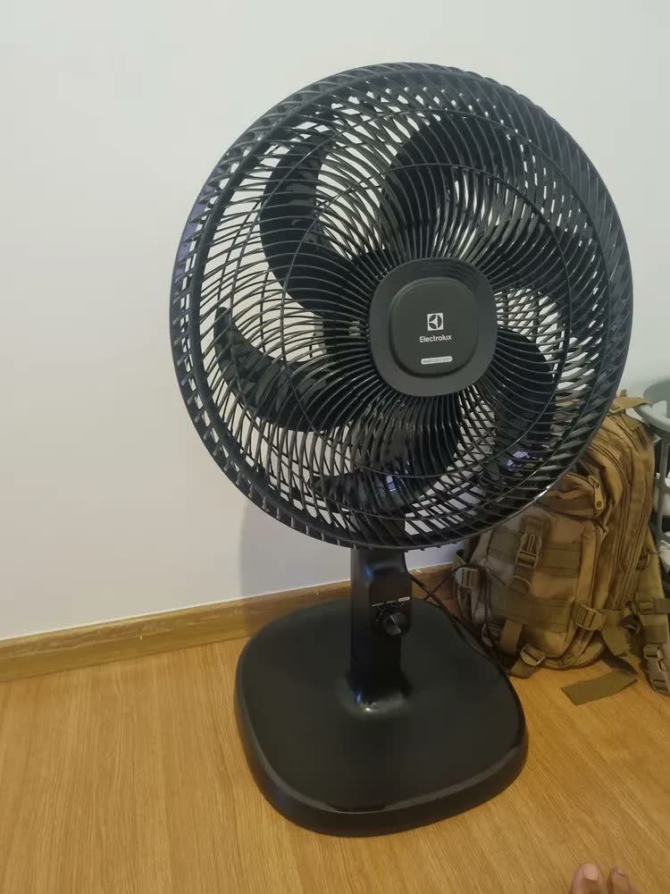 foto de comprador de Ventilador Coluna Torre ou mesa Electrolux 40cm 6 Pás silencioso 3 velocidades com inclinação Duoforce Air+ EFS40 Preto