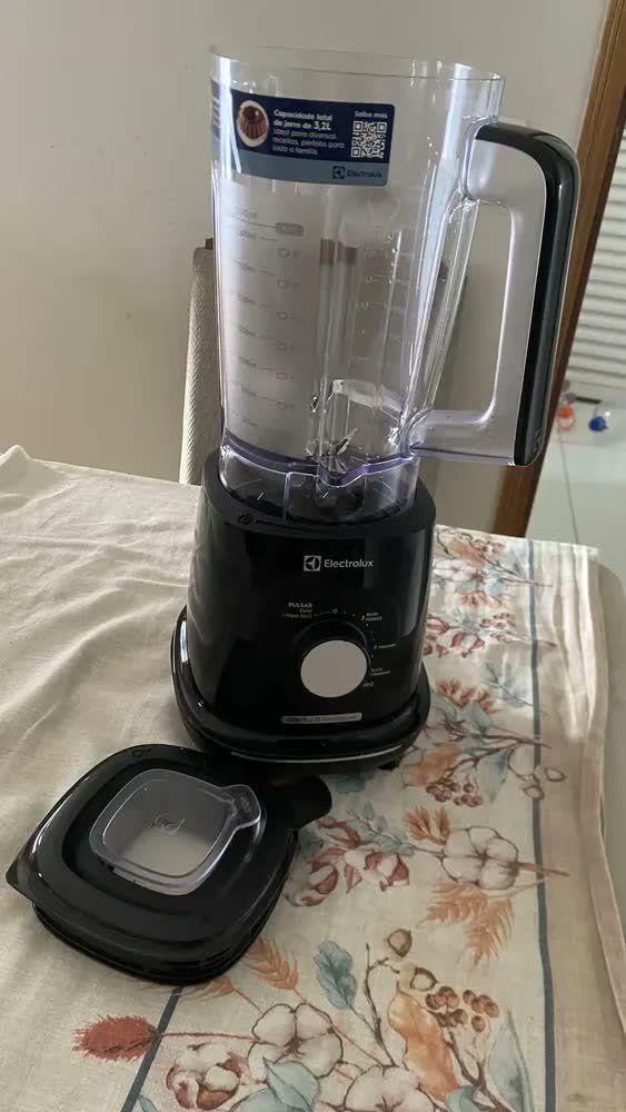 foto de Liquidificador Electrolux 1300W de Potência com 3.2 Litros de Capacidade 12 Velocidades 6 Lâmina TriForce e Pés Antiderrapantes EBL1300 Preto