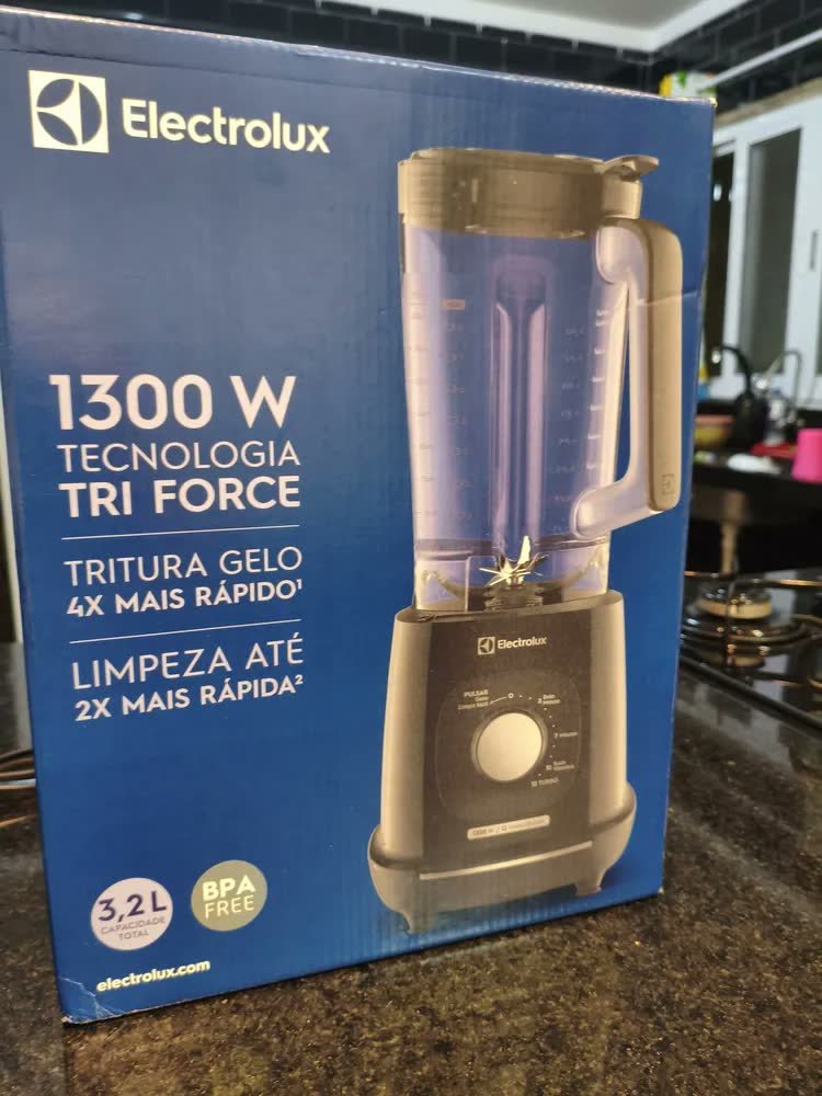 foto de Liquidificador Electrolux 1300W de Potência com 3.2 Litros de Capacidade 12 Velocidades 6 Lâmina TriForce e Pés Antiderrapantes EBL1300 Preto