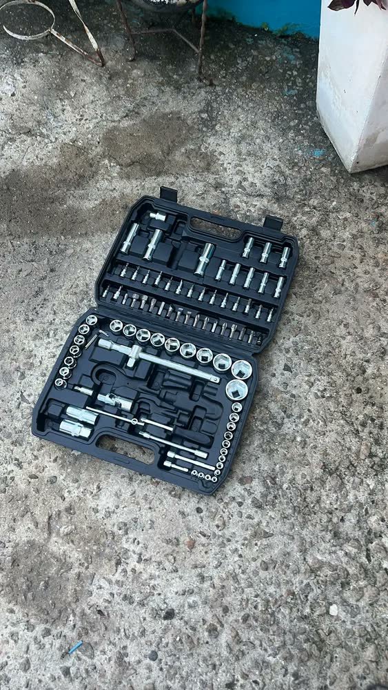 foto de comprador de Jogo De Ferramentas Soquetes Encaixe 1/4 E 1/2 Pol. Catraca Reversível Aço Crv 94 Peças Com Maleta Tkf94 The Black Tools