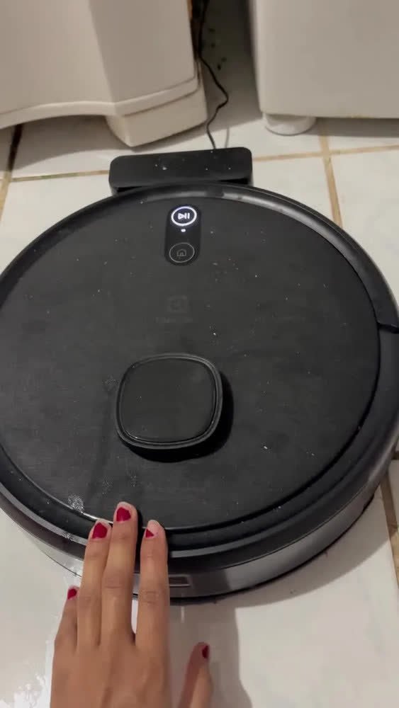 foto de Robô Aspirador de pó 4 em 1 Electrolux Wi-Fi MOP Passa Pano Seco e Úmido até 1h40 de Bateria App Mapeamento Laser Inteligente Alexa e Conectividade Google Home Experience sensor Antiqueda ERB60 Bivolt