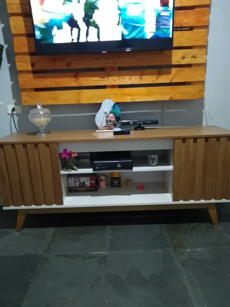 foto de comprador de Rack Ripado Bancada 1,60 P/ Tv 60 Polegadas Retro Multiuso Cor Off-white/ripado