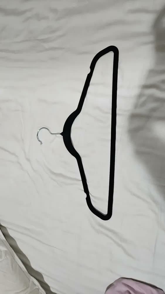 foto de cliente de Cabide Veludo Preto Antiderrapante Slim Kit 50 Unidades Com Gancho Giratório