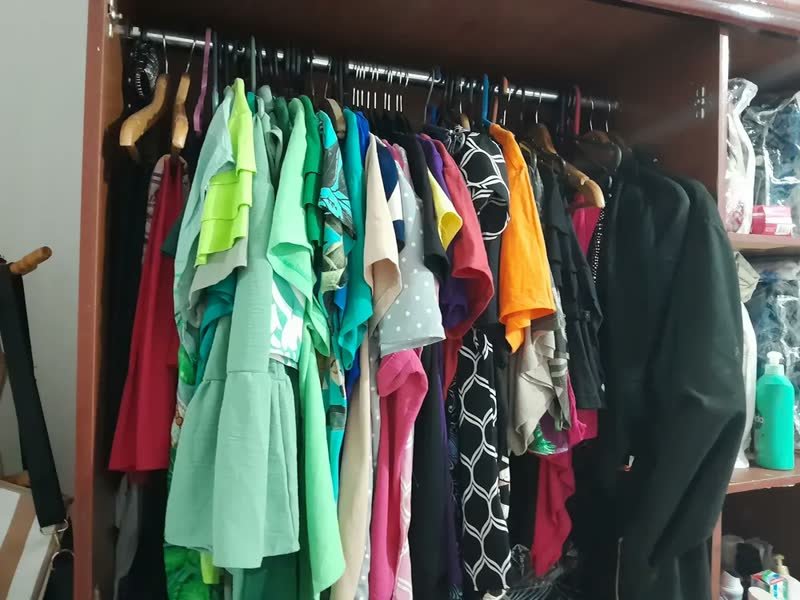 foto de comprador de Cabide Veludo Preto Antiderrapante Slim Kit 50 Unidades Com Gancho Giratório