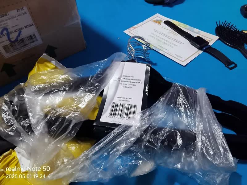 foto de comprador de Cabide Veludo Preto Antiderrapante Slim Kit 50 Unidades Com Gancho Giratório