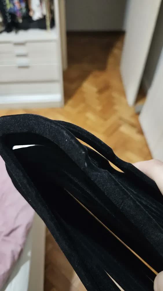 foto de comprador de Cabide Veludo Preto Antiderrapante Slim Kit 50 Unidades Com Gancho Giratório