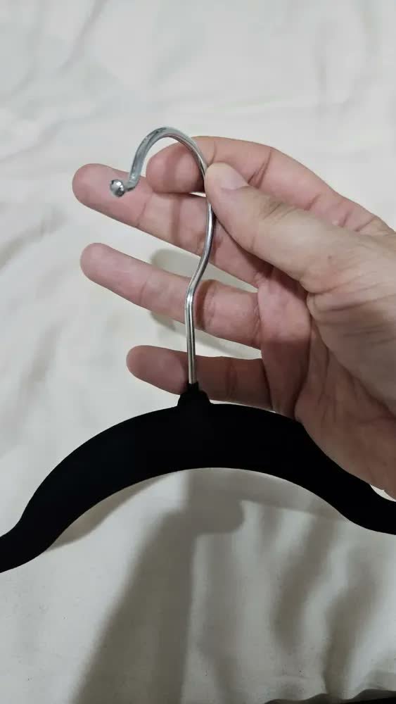 foto de cliente de Cabide Veludo Preto Antiderrapante Slim Kit 50 Unidades Com Gancho Giratório