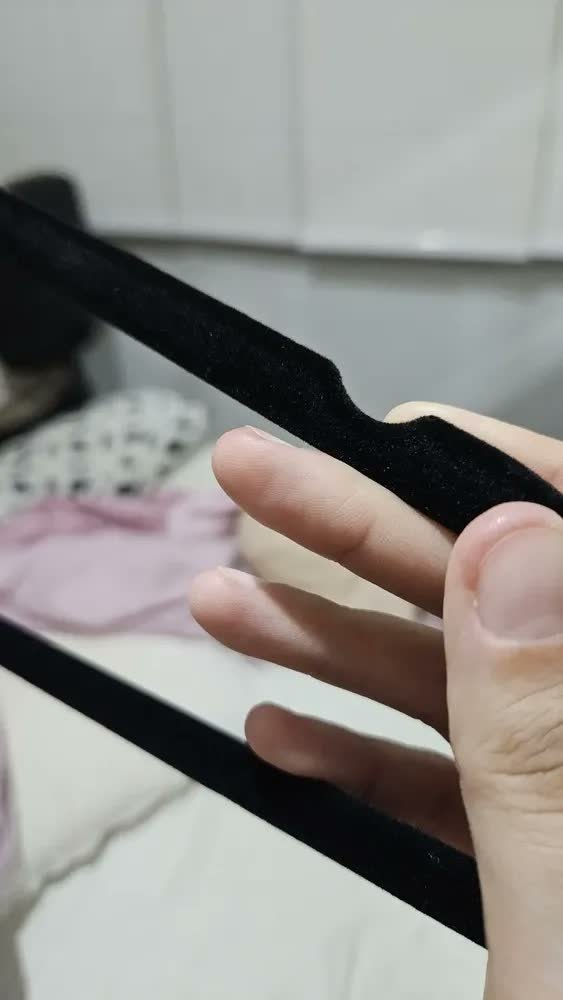 foto de cliente de Cabide Veludo Preto Antiderrapante Slim Kit 50 Unidades Com Gancho Giratório