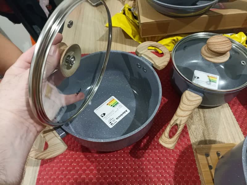 foto de comprador de Jogo De Panelas Induçao Antiaderente Cerâmica 10 Peças Ppg Pfoa Free Baunilha