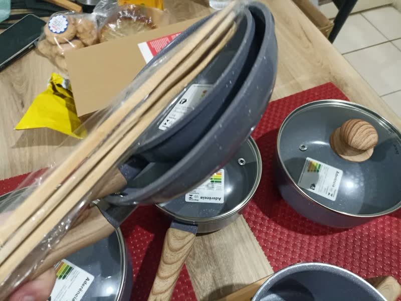 foto de comprador de Jogo De Panelas Induçao Antiaderente Cerâmica 10 Peças Ppg Pfoa Free Baunilha