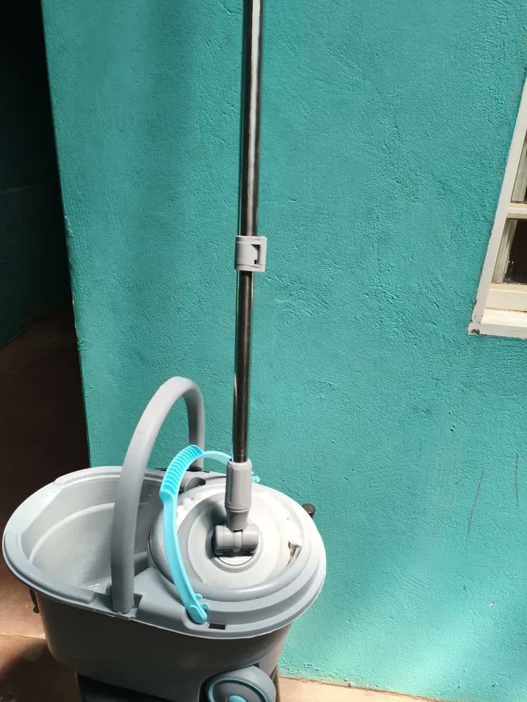 foto de comprador de Mop Profissional Inox 16l Com 2 Refis De Microfibra Glinter