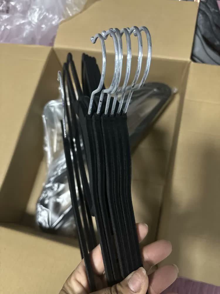 foto de comprador de Vittak Kit 50 Cabides Adulto Veludo De Roupas Antideslizante Slim Cor Cinza