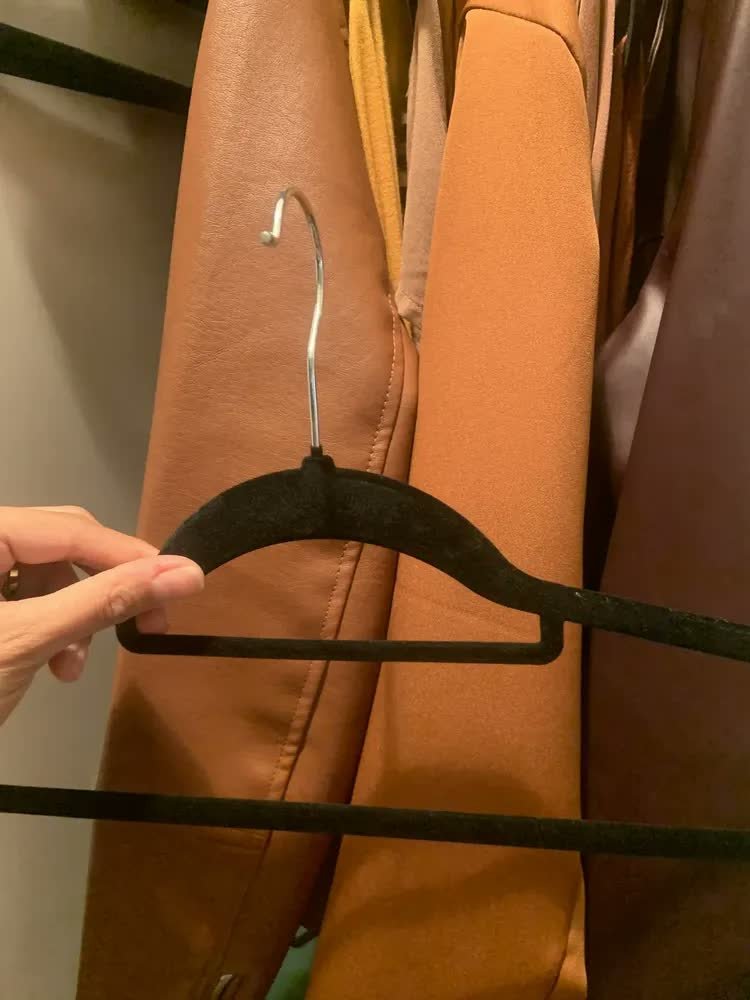 foto de comprador de Vittak Kit 50 Cabides Adulto Veludo De Roupas Antideslizante Slim Cor Cinza