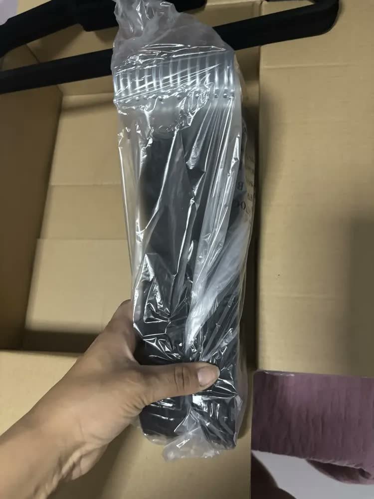 foto de comprador de Vittak Kit 50 Cabides Veludo De Roupa Antideslizante Slim Adulto Cor Preto