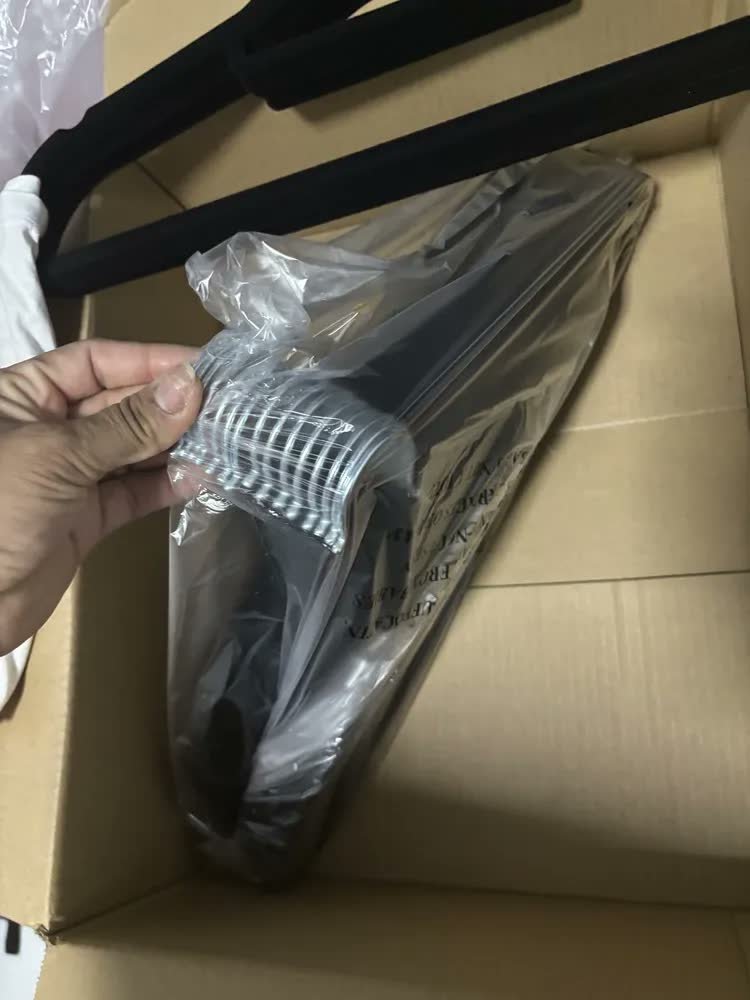 foto de comprador de Vittak Kit 50 Cabides Veludo Adulto Slim Antideslizante Organizador Roupas Cor Bege