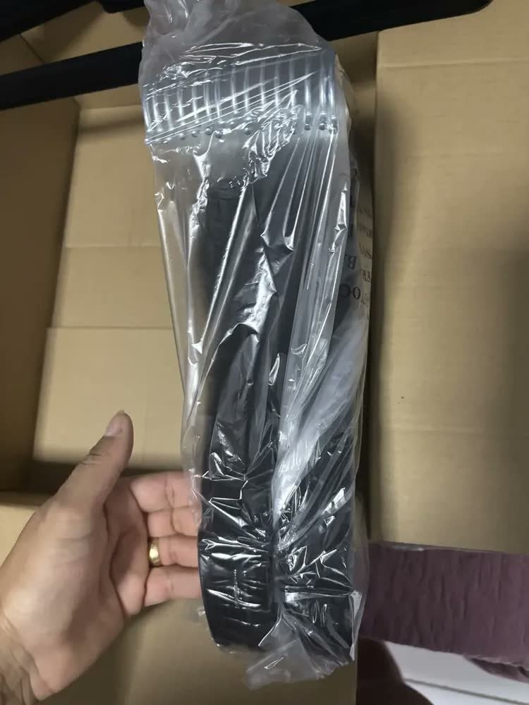 foto de comprador de Vittak Kit 50 Cabides Veludo Adulto Slim Antideslizante Organizador Roupas Cor Bege