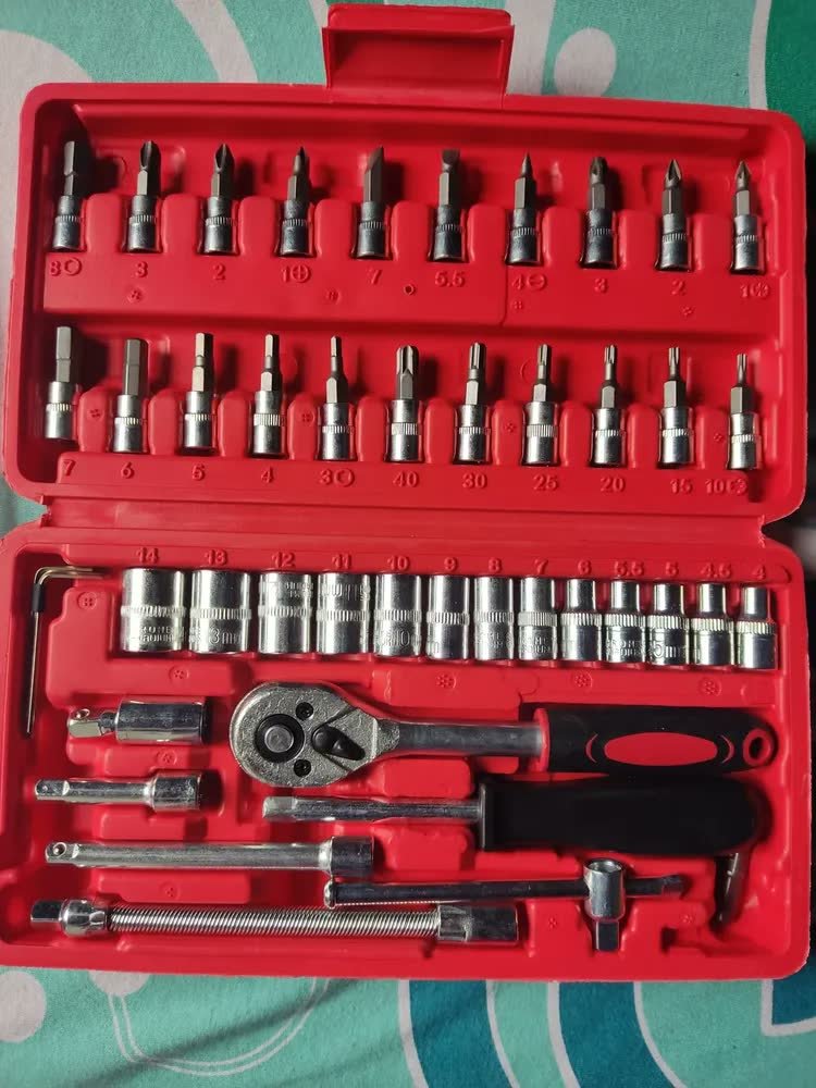 foto de comprador de Kit Jogo De Ferramentas Completo C/ Soquetes Chaves Aço Crv Cinza