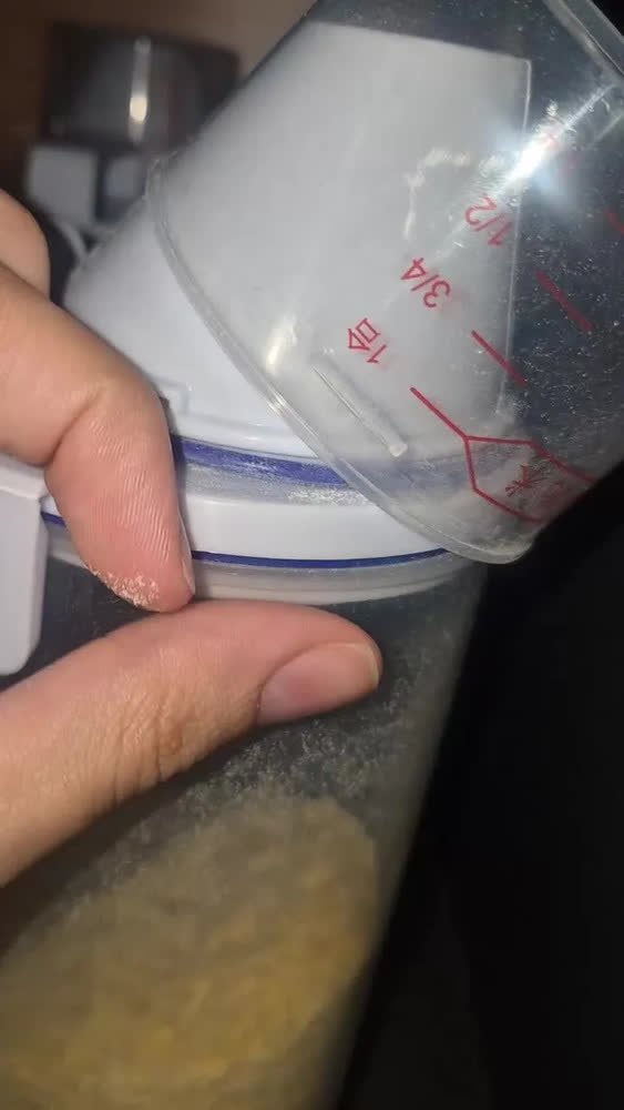 foto de comprador de Conjunto 5 Potes Herméticos 2l Multiuso Dispenser De Armazenamento De Grãos Cereais Ração Sabão Com Copo Medidor E Bico Dosador Com Travas