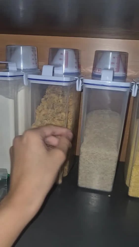 foto de comprador de Conjunto 5 Potes Herméticos 2l Multiuso Dispenser De Armazenamento De Grãos Cereais Ração Sabão Com Copo Medidor E Bico Dosador Com Travas