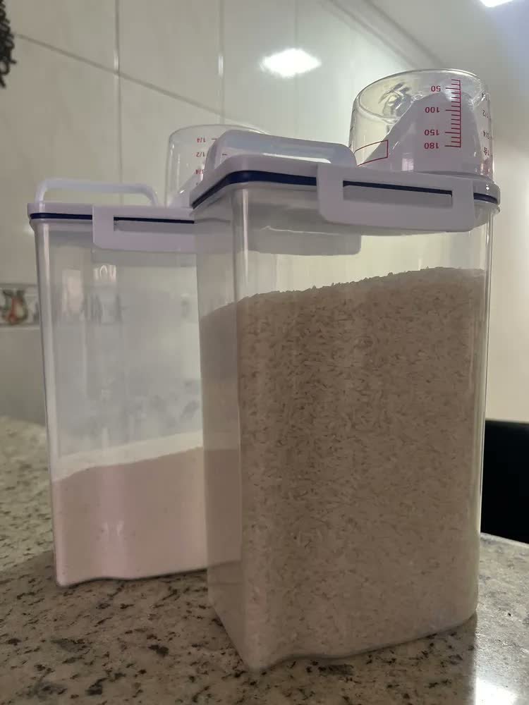 foto de comprador de Conjunto 5 Potes Herméticos 2l Multiuso Dispenser De Armazenamento De Grãos Cereais Ração Sabão Com Copo Medidor E Bico Dosador Com Travas