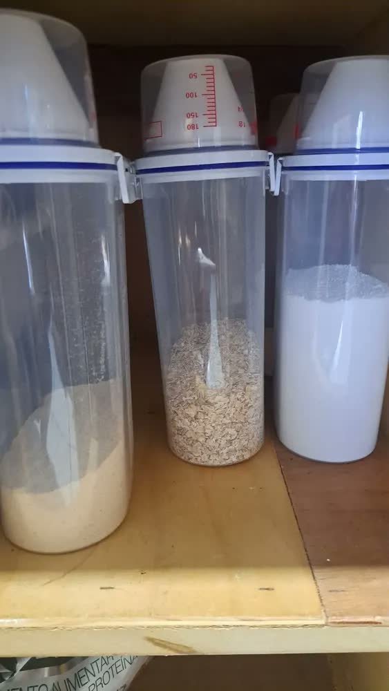 foto de comprador de Conjunto 5 Potes Herméticos 2l Multiuso Dispenser De Armazenamento De Grãos Cereais Ração Sabão Com Copo Medidor E Bico Dosador Com Travas