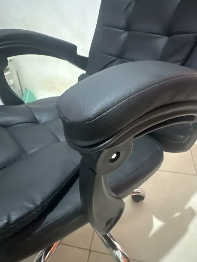 foto de comprador de Cadeira De Escritorio Presidente Rija Ajustável Preto Couro Sintético