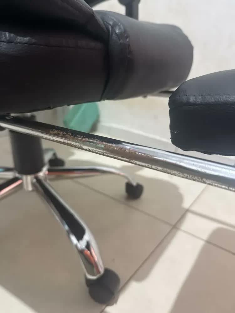 foto de comprador de Cadeira De Escritorio Presidente Rija Ajustável Preto Couro Sintético