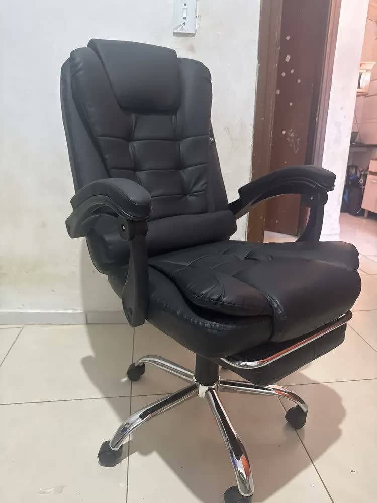 foto de comprador de Cadeira De Escritorio Presidente Rija Ajustável Preto Couro Sintético