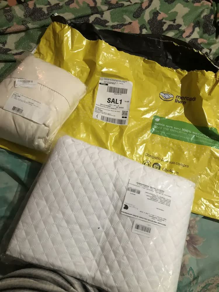 foto de comprador de Jogo De Lençol 400 Fios Queen Cinza Liso 3 Peças Com Elástico Padrão Hotel