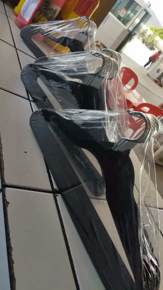foto de comprador de Kit 50 Cabides Veludo Bege Antideslizante Slim Irsina Aço Inox