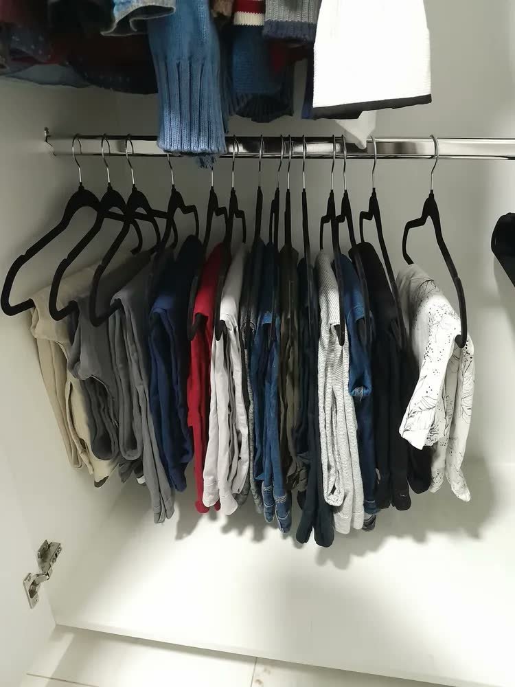 foto de comprador de Kit 100 Cabides Veludo Preto Antideslizante Slim Irsina Gancho Giratório De Aço Inox