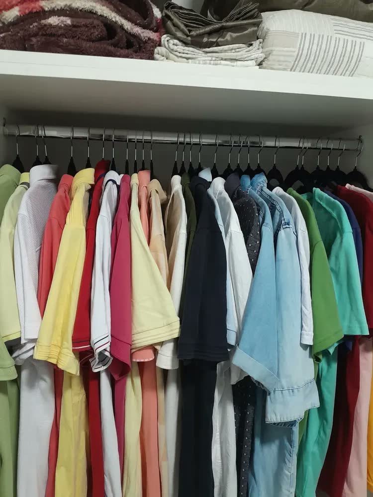foto de comprador de Kit 100 Cabides Veludo Preto Antideslizante Slim Irsina Gancho Giratório De Aço Inox