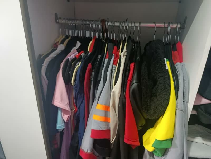 foto de comprador de Kit 100 Cabides Veludo Preto Antideslizante Slim Irsina Gancho Giratório De Aço Inox