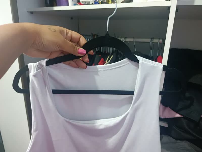 foto de comprador de Kit 100 Cabides Veludo Preto Antideslizante Slim Irsina Gancho Giratório De Aço Inox