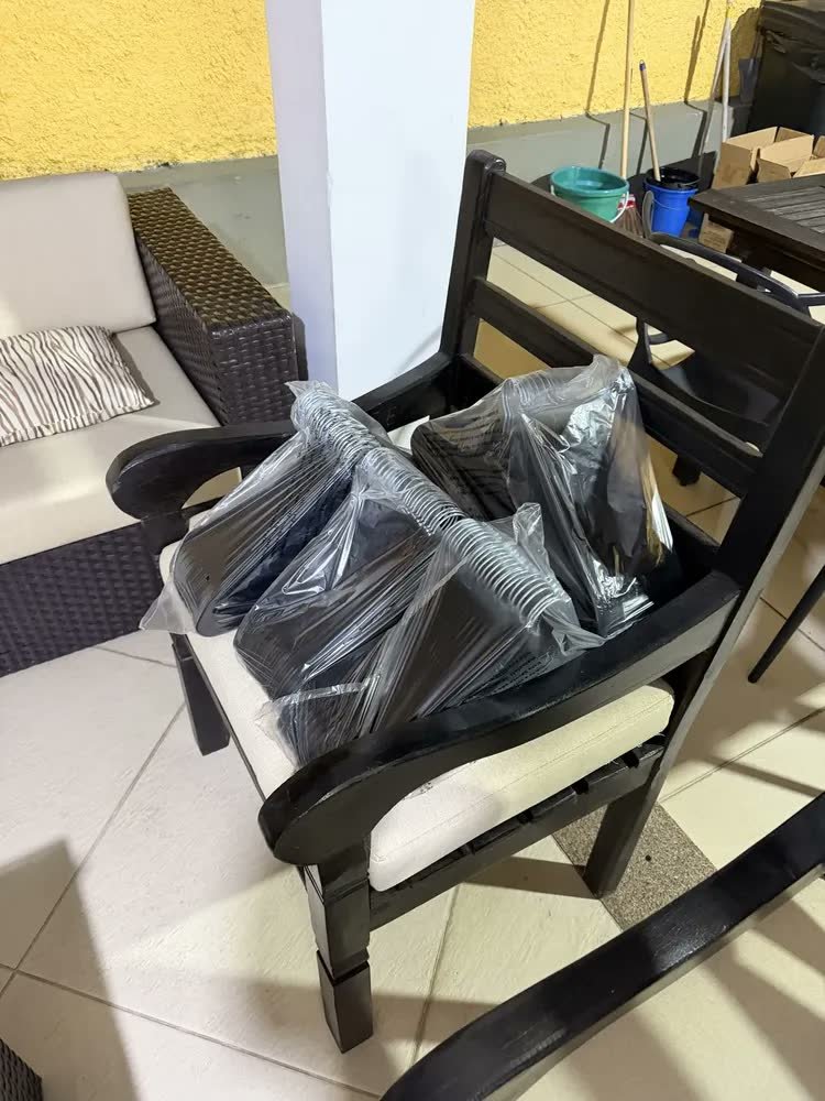 foto de cliente de Kit 100 Cabides Veludo Preto Antideslizante Slim Irsina Gancho Giratório De Aço Inox