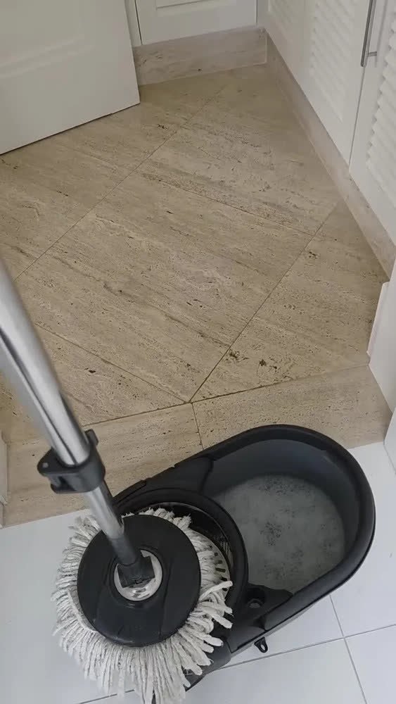 foto de comprador de Mop The Black Tools Mop 360° Giratório TBBL04 Com Balde Centrífuga Inox Cinza Cabo Longo Alça Roda Com 3 Refis