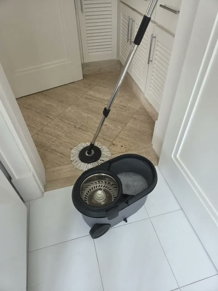 foto de comprador de Mop The Black Tools Mop 360° Giratório TBBL04 Com Balde Centrífuga Inox Cinza Cabo Longo Alça Roda Com 3 Refis