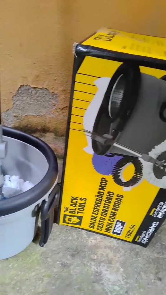 foto de comprador de Mop The Black Tools Mop 360° Giratório TBBL04 Com Balde Centrífuga Inox Cinza Cabo Longo Alça Roda Com 3 Refis