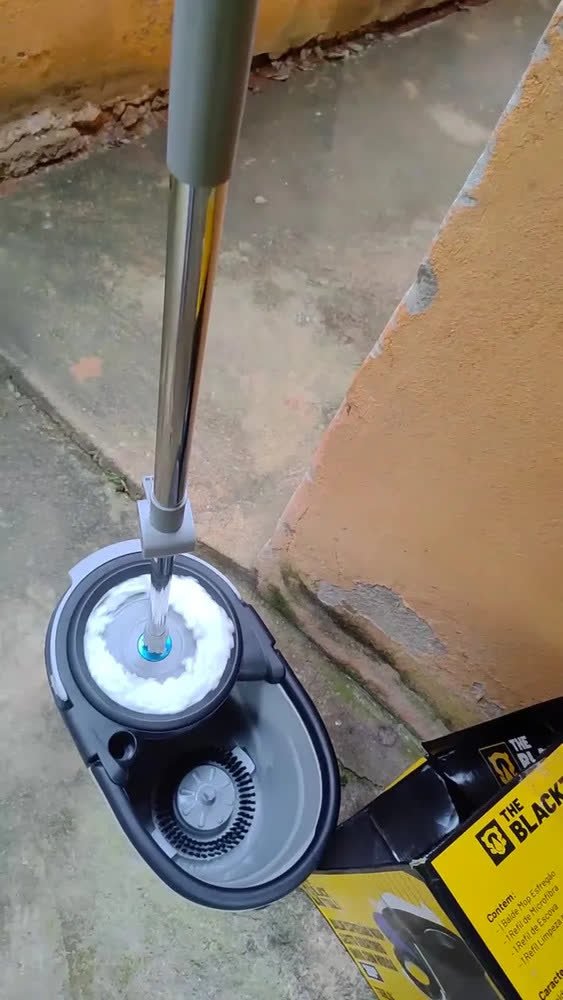 foto de comprador de Mop The Black Tools Mop 360° Giratório TBBL04 Com Balde Centrífuga Inox Cinza Cabo Longo Alça Roda Com 3 Refis