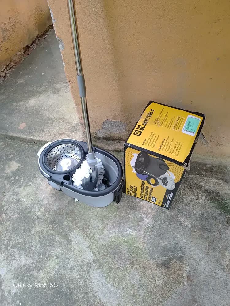 foto de comprador de Mop The Black Tools Mop 360° Giratório TBBL04 Com Balde Centrífuga Inox Cinza Cabo Longo Alça Roda Com 3 Refis